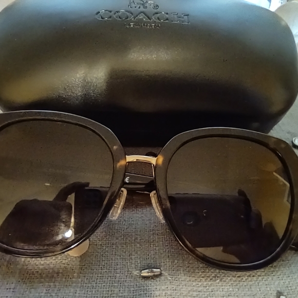 Coach sunglasses - Picture 3 of 5